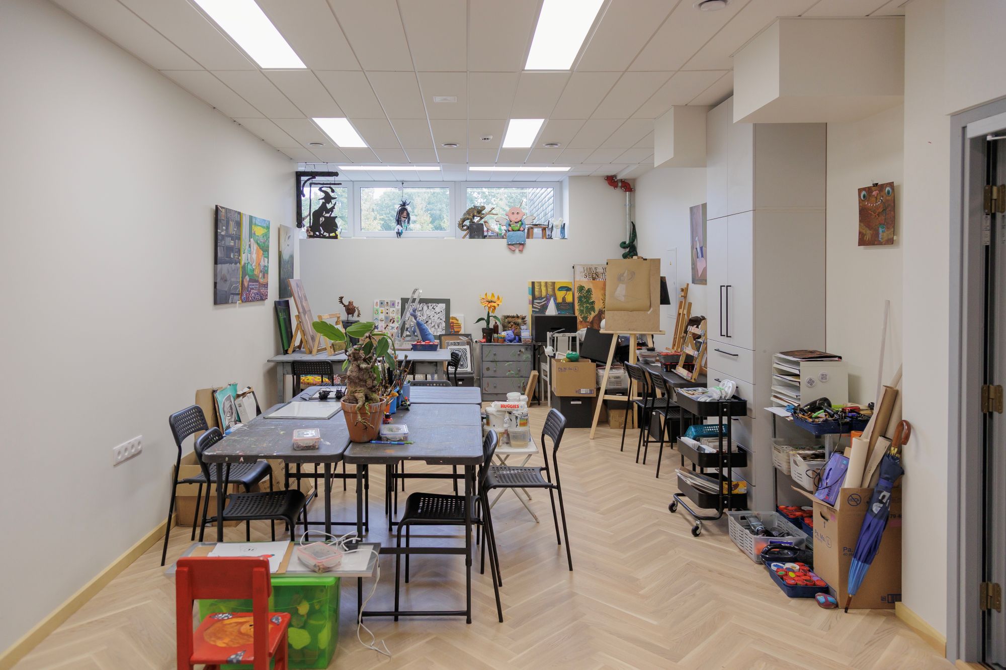 Mažos erdvės interjeras: kaip 37 kv. metrų patalpa virto daugiafunkce kūrybos studija – pasisemkite įkvėpimo