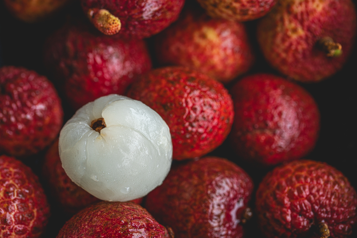 Su kuo derinti egzotiškuosius ličius? 3 pasiteisinę išradingi receptai: lašišos, kalakutienos ir sūrio keksiukų