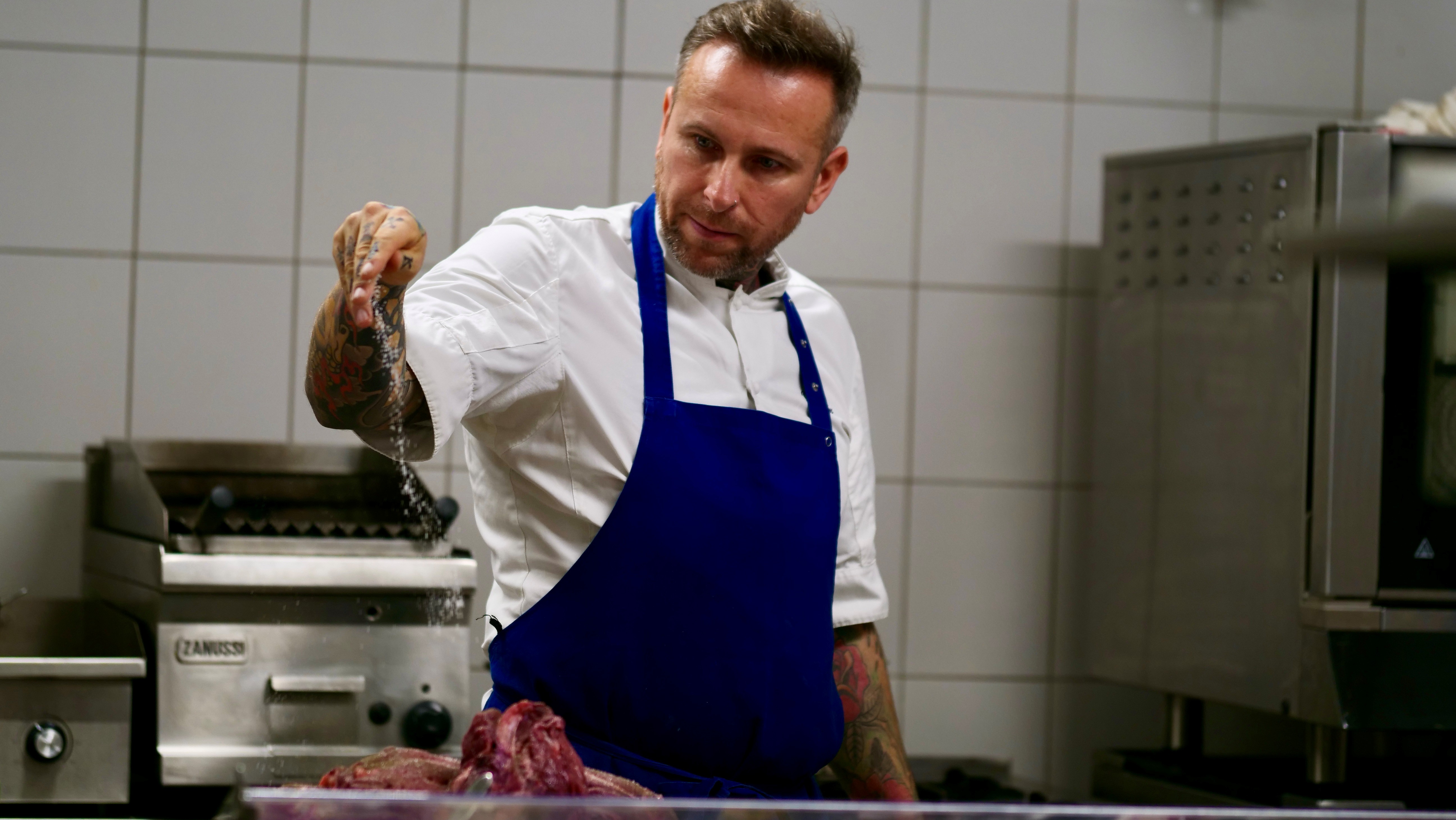 Šefas Dainius Špakauskas: pagaminę šias salotas neturėsite raginti svečių įsidėti – skaniau nei baltoji mišrainė