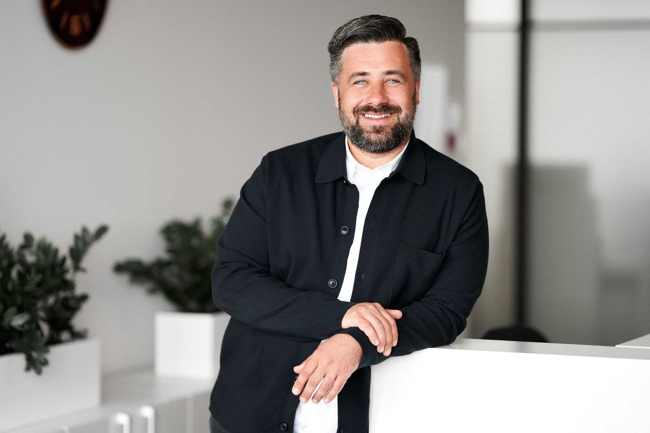 Dirbtinės ar gyvos eglutės? Atskleidė, kaip šventėms ruošiasi lietuviai ir kokios 2025-ųjų Kalėdų tendencijos