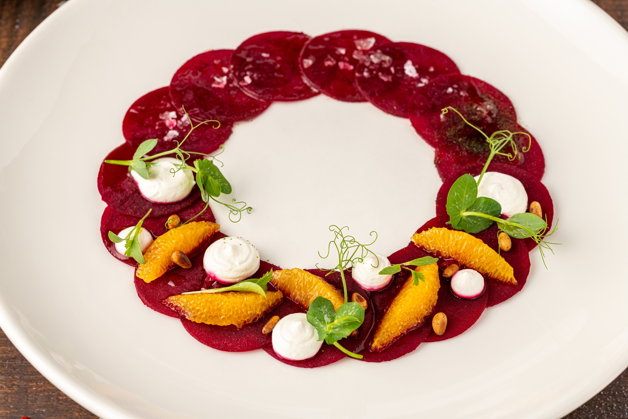 Kaip iš paprasto burokėlio sukurti šventiškus patiekalus: nuo humuso iki burokėlių karpačo