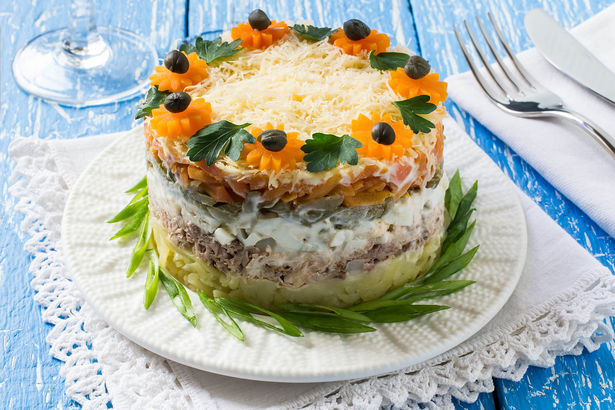 Per šventes beliks tik stebėti, kas nuo stalo pranyks anksčiau – traškios tuno salotos ar ispaniška „baltoji mišrainė“?