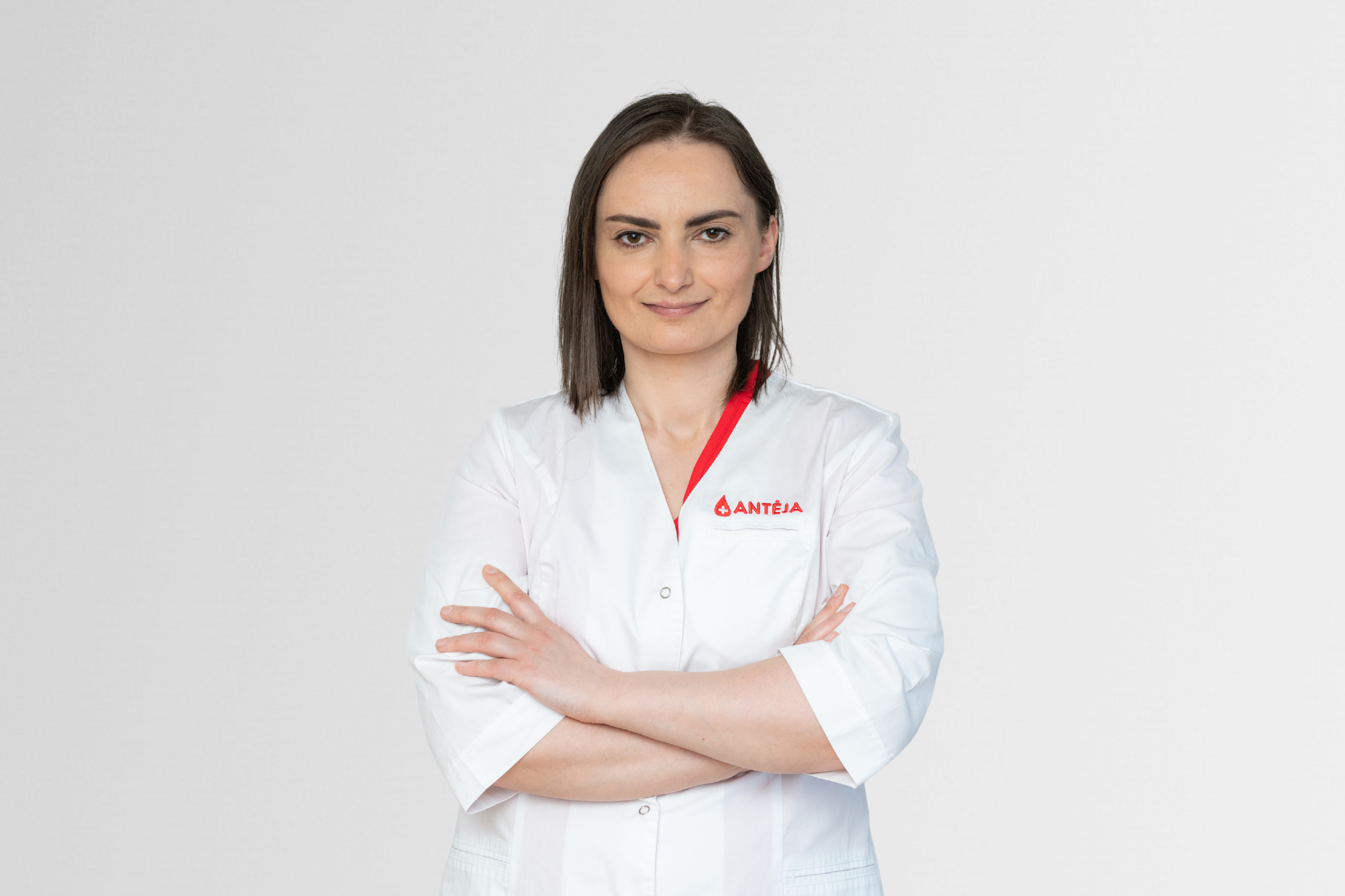 Higienistė įspėja: dėl šių kasdienių klaidų net ir iš pažiūros sveiki dantys gali iškristi patys