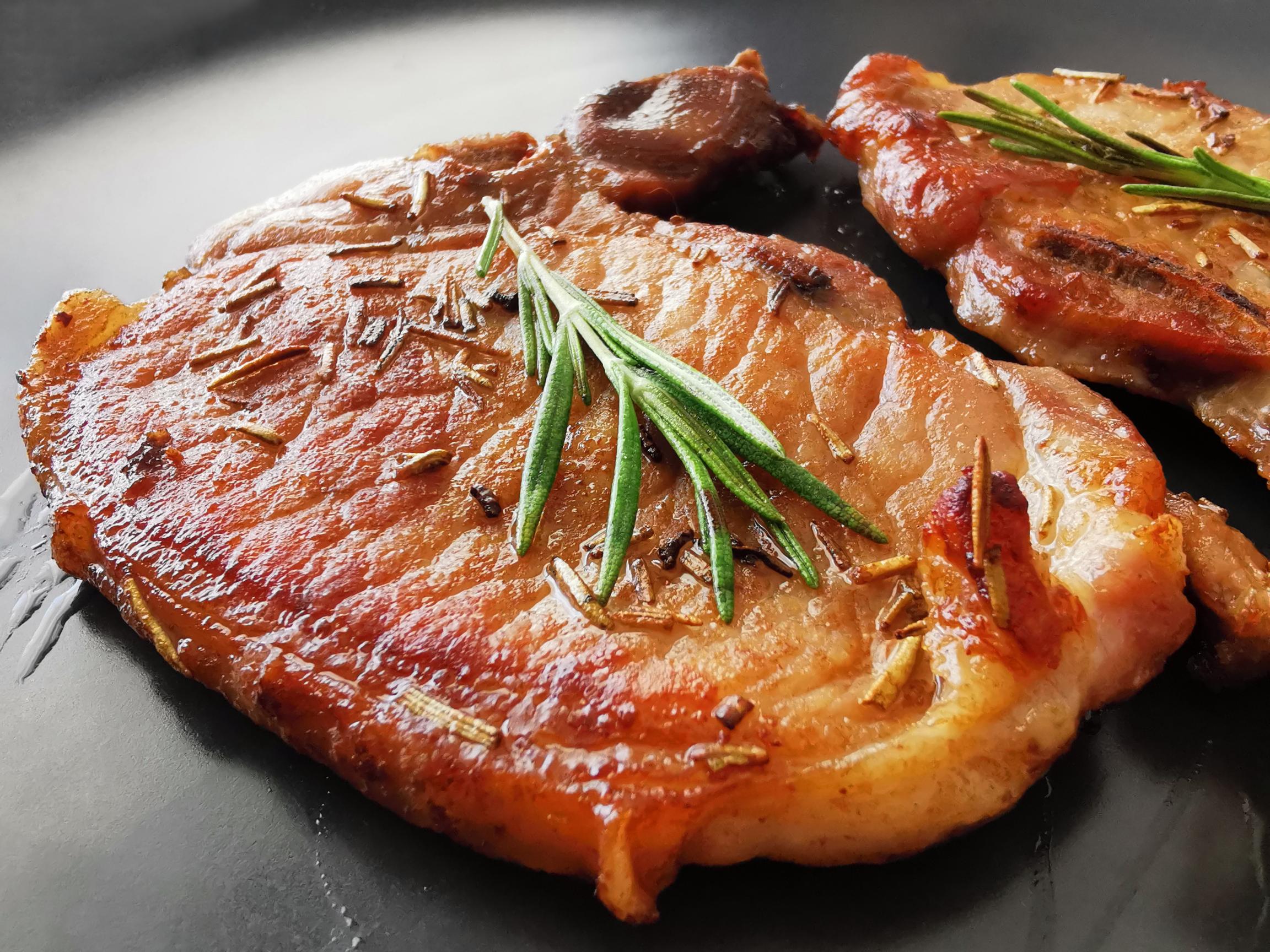 Mėsos technologas: viena klaida, dėl kurios kiaulienos kumpis tampa „padu“ – štai kaip išsaugoti sultingumą (+ receptai)