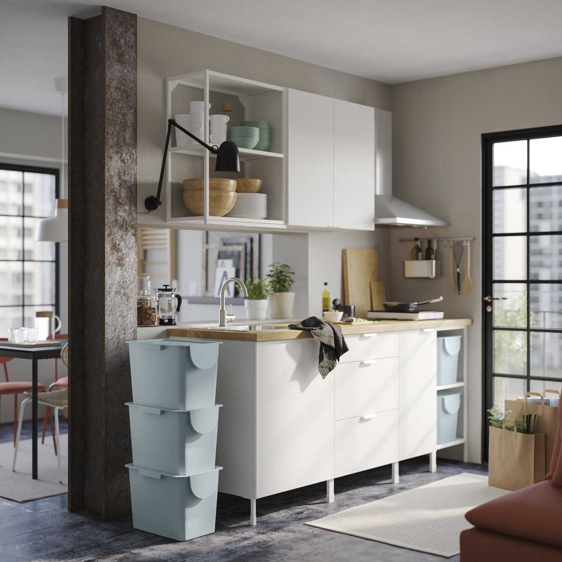 Erdvė, kurią visada pamirštate: štai kur dizaineriai slepia rūšiavimo dėžes mažuose butuose