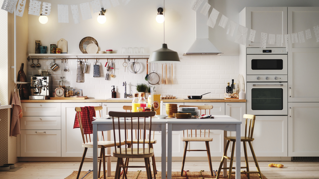 Virtuvė ankšta ir tamsi? Dizainerė įvardijo 1 esminę klaidą ir parodė, kaip be remonto „padidinti“ erdvę