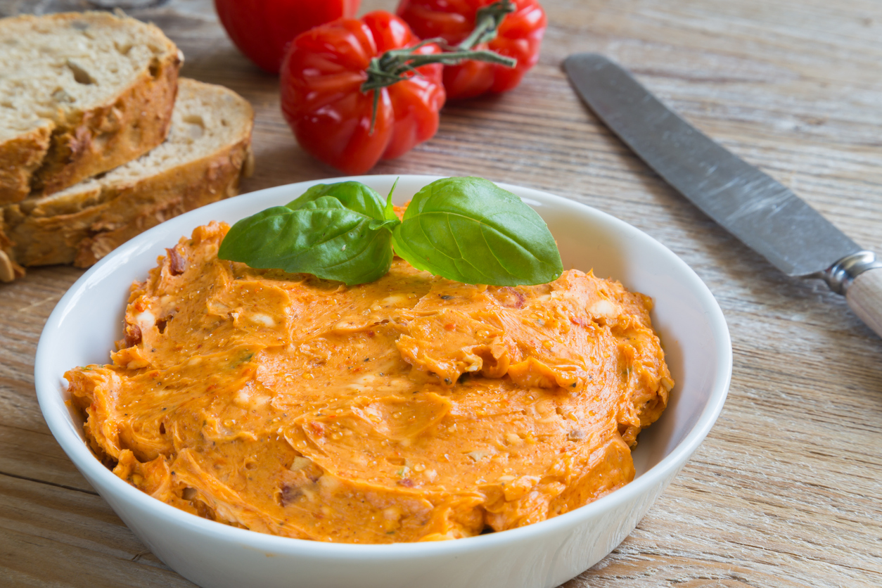 Mėgstate česnakinį sviestą? Šis internautų atrastas pigus receptas jį užgoš – naudosite ne tik ant Velykų stalo