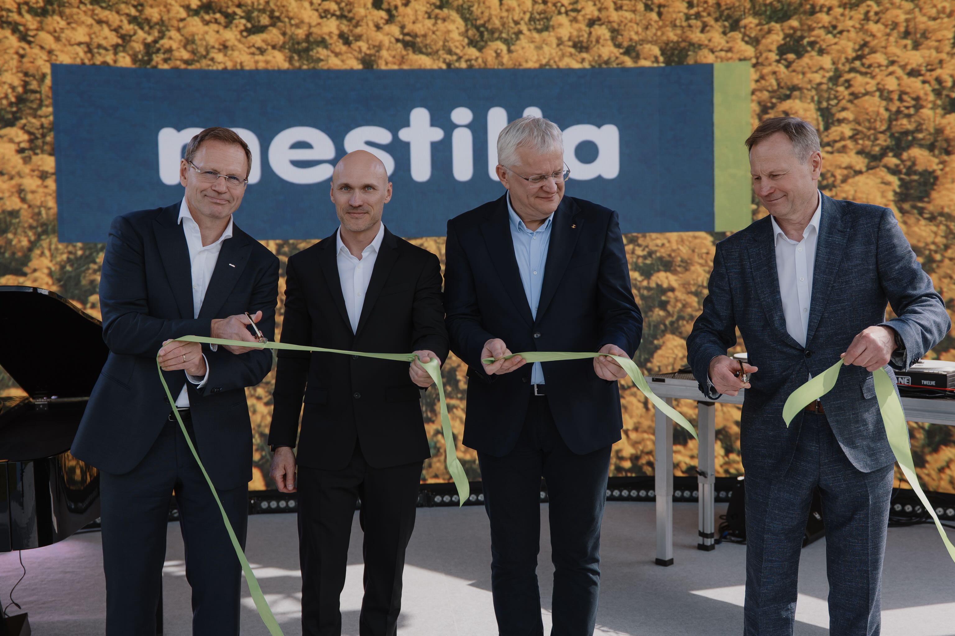 Lietuvā atklāta 70 miljonu eiro rūpnīca: pārstrādās pusi valsts rapša