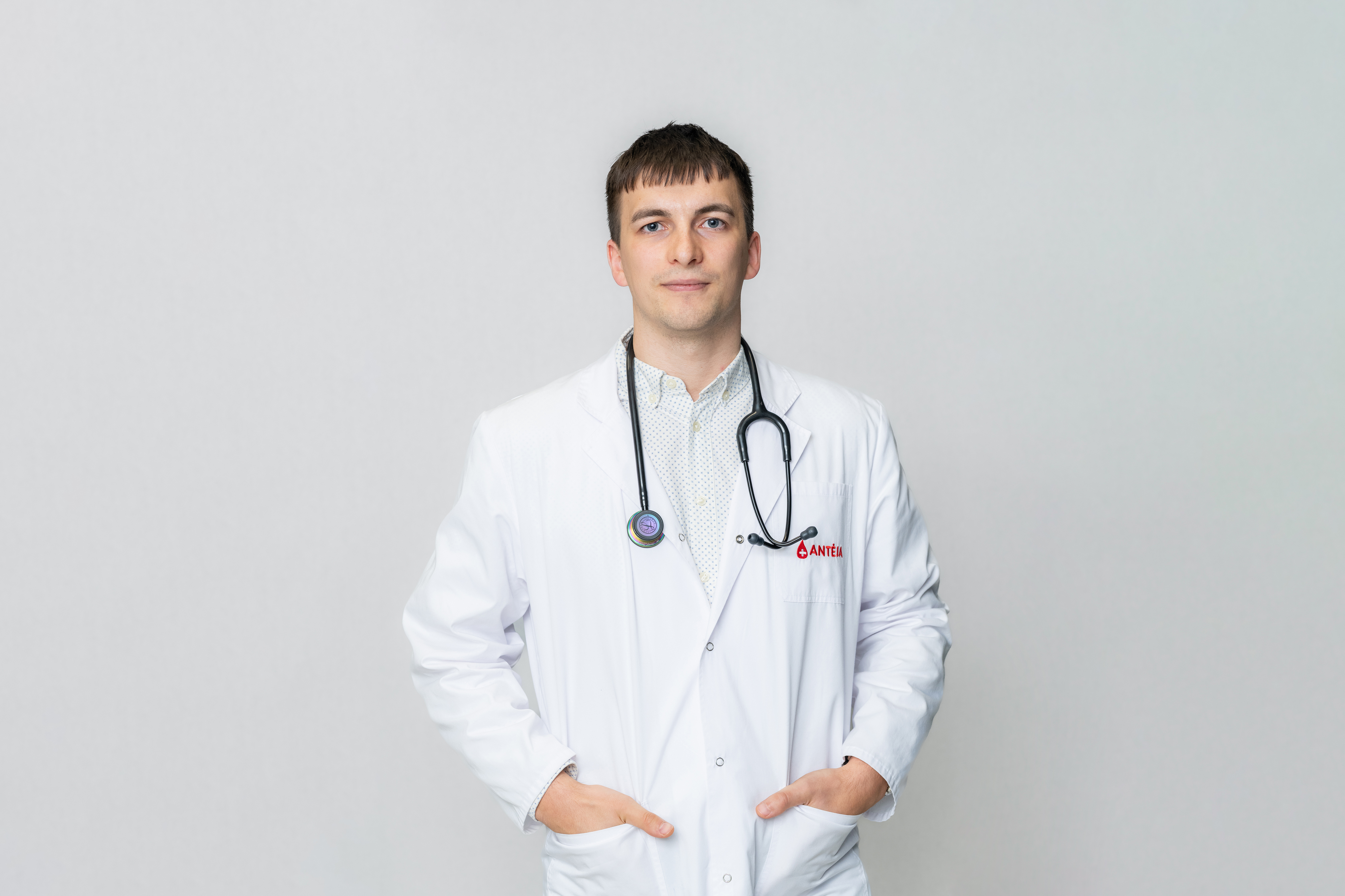 Miegate tiek pat, bet pabundate pavargę? Medikas paaiškino, ką vasara daro jūsų miegui